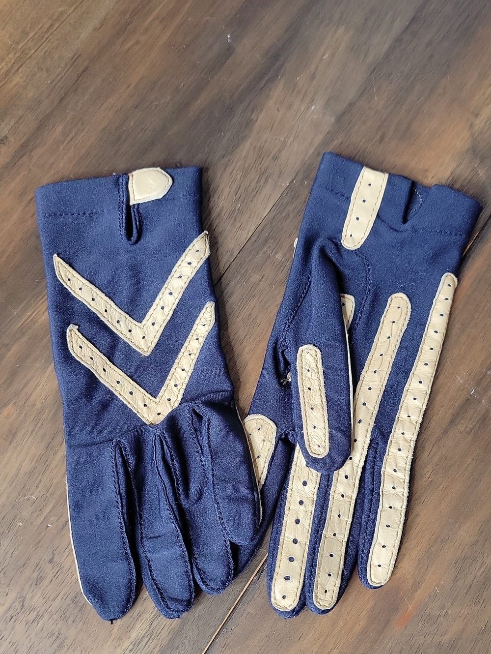 Isotoner Women's Aris Water Repellent Spandex Shortie Gloves OS